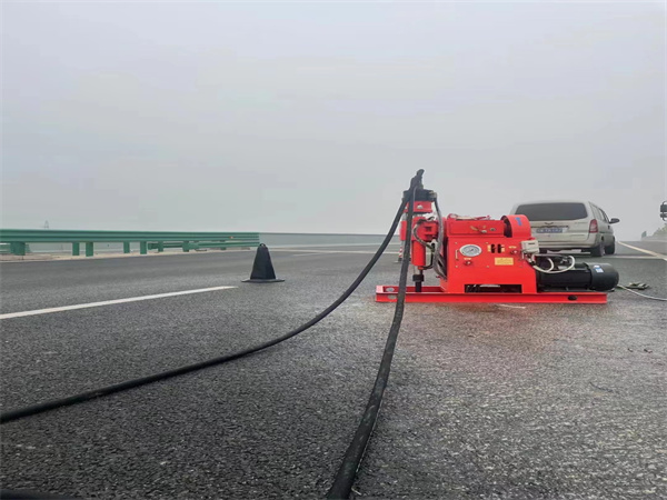 华南热作学院马路路基路面开裂下沉注浆加固灌浆